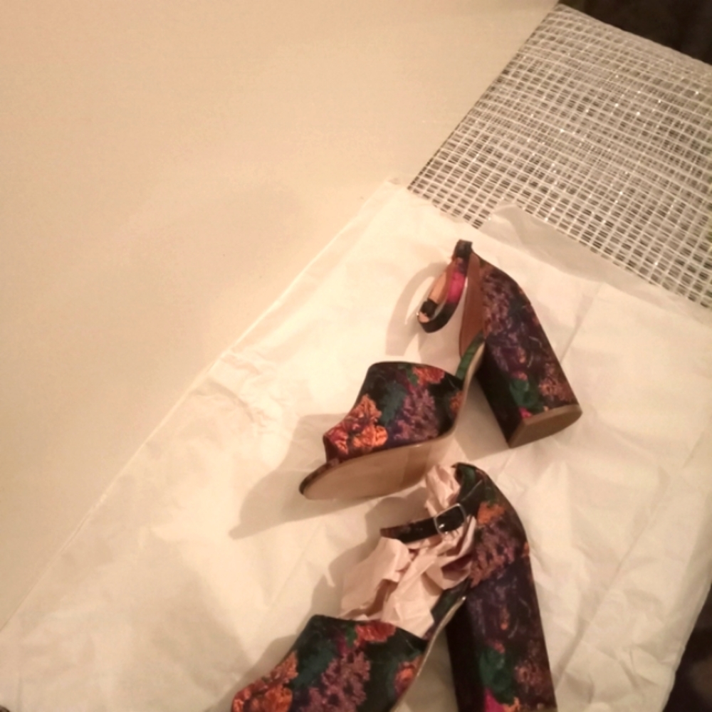 Steve Madden/ Multi Color Platform  size 8.5